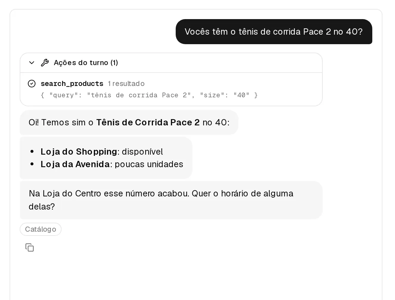 O ChatPilot em teste com a Rede Exemplo. O cliente pergunta se tem o tênis de corrida Pace 2 no 40, e o assistente responde: tem na Loja do Shopping, restam poucas unidades na Loja da Avenida e acabou na Loja do Centro.